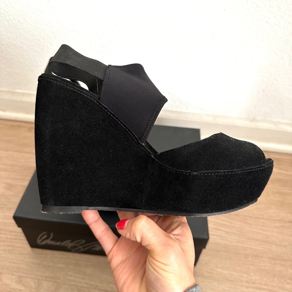 Donald Pliner Black Platforms - Picture 1 of 7